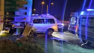 Ağrı'da aydınlatma direğine çarpan minibüsteki 2 kişi öldü, 1 kişi yaralandı