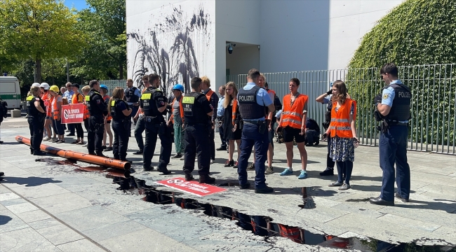Almanya'da çevreciler Başbakanlık binasının dış cephesini siyah renkle boyadı
