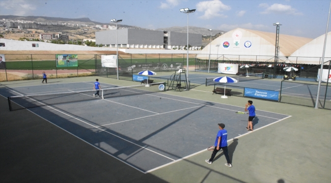 Anadolu Yıldızlar Ligi'nin tenis çeyrek finalleri Şırnak'ta başladı