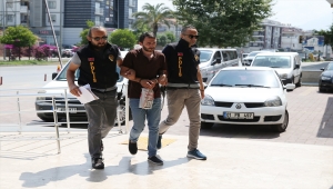 Antalya'da marketteki silahlı soygun güvenlik kamerasına yansıdı