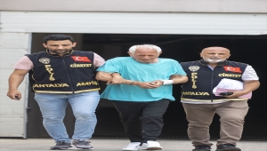 Antalya'da tartıştığı apartman sakini tarafından bıçaklanan yönetici öldü