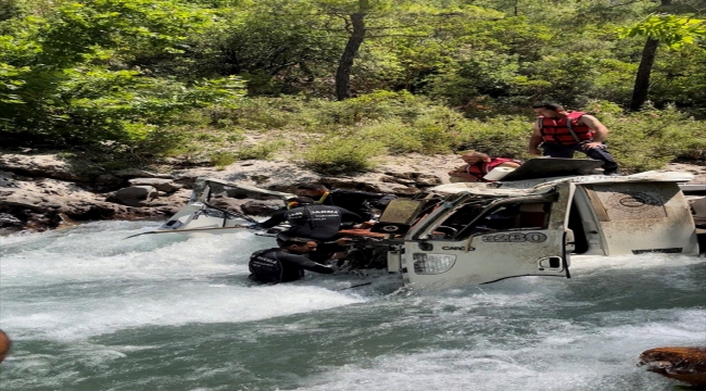 Antalya'da tomruk yüklü kamyon Alara Çayı'na devrildi, bir kişi suda kayboldu