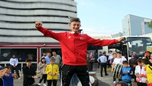 Avrupa şampiyonu karateci Süleyman Aydemir, Uşak'ta davul zurnayla karşılandı