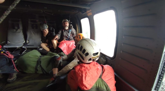 Aydın'da şiddetli yağış nedeniyle dağda mahsur kalan 10 kişiden 6'sı helikopterle kurtarıldı