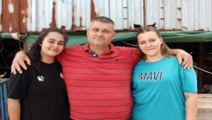 Baba mesleği hayvancılığı devam ettiren iki kız kardeş kurbanlık satışı yapıyor