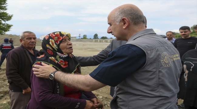Bakan Karaismailoğlu selden etkilenen Düzce'de incelemelerde bulundu