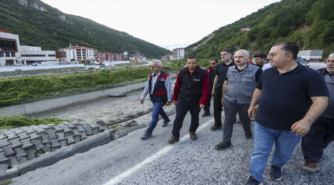 Bakan Karaismailoğlu selden etkilenen Kastamonu'nun İnebolu ilçesinde incelemelerde bulundu