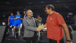 Bakan Kasapoğlu'ndan A Milli Erkek Basketbol Takımı'na destek