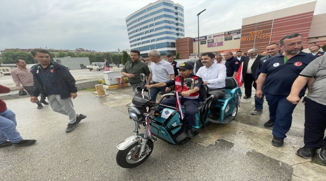 Bakan Kurum, Kastamonu'da bir engelliye elektrikli motosiklet hediye etti