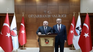 Bakan Varank, Diyarbakır'da vatandaşlara limonata ve meyan kökü şerbeti ikram etti