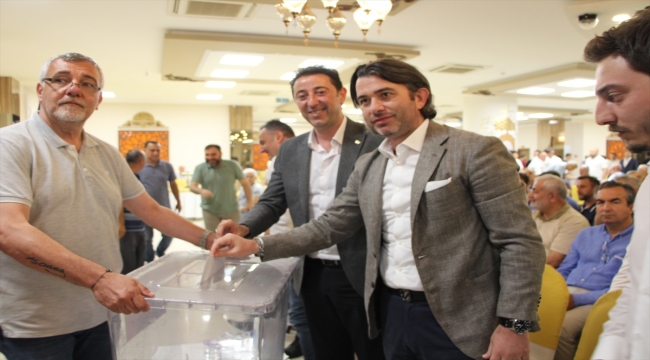 Bandırmaspor'da Onur Göçmez başkanlık seçiminde güven tazeledi