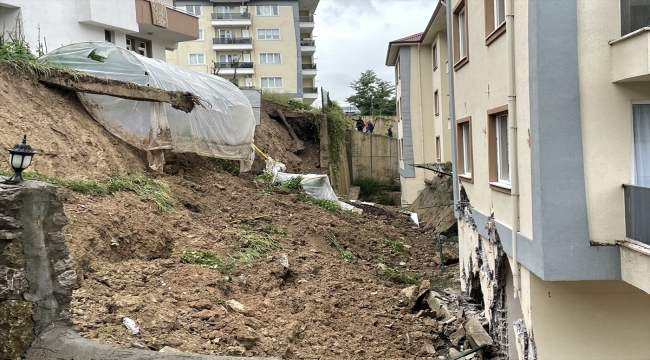 Bartın'da toprak kayması nedeniyle 3 bina boşaltıldı