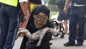 Bavyera Alplerindeki G7 Liderler Zirvesi'nde "iklim değişikliği ve borç affı" gösterisi