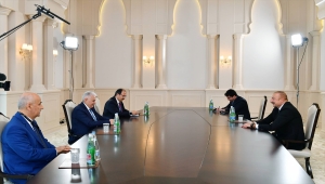 Binali Yıldırım, Azerbaycan Cumhurbaşkanı Aliyev'e Fatih'in kılıcının benzerini hediye etti