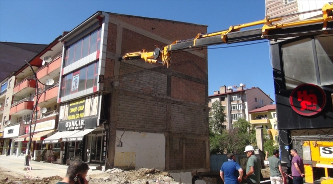 Bitlis'te kazılan inşaat temeli nedeniyle hasar oluşan 4 katlı bina çöktü