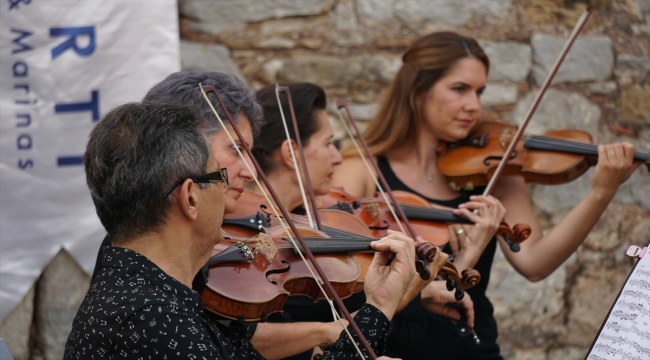 Bizans döneminden kalma tarihi kilisenin bahçesinde klasik müzik dinletisi