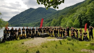 Bosna Hersekli dalgıçlar Boracko Gölü'nde dip temizliği yaptı