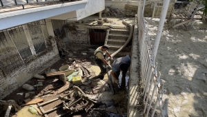 Burdur'da su baskınında ölen engelli kadının evinde temizlik çalışması yapılıyor