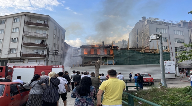 Bursa'da iki katlı ahşap bina yandı