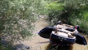 Çankırı'da 112 Çağrı Merkezine ait otomobilin çaya devrilmesi sonucu 5 kişi yaralandı