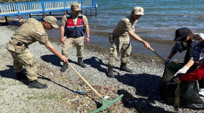Çıldır Gölü'nde "Türkiye Çevre Haftası" kapsamında çevre temizliği yapıldı