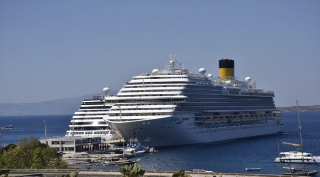 "Costa Venezia" ve "Seven Seas Explorer" Bodrum'a yanaştı