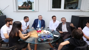 Cumhurbaşkanı Erdoğan, vatandaşlarla sohbet edip çay içti