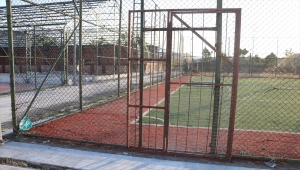 Denizli'de üzerine kale direği devrilen çocuk hayatını kaybetti