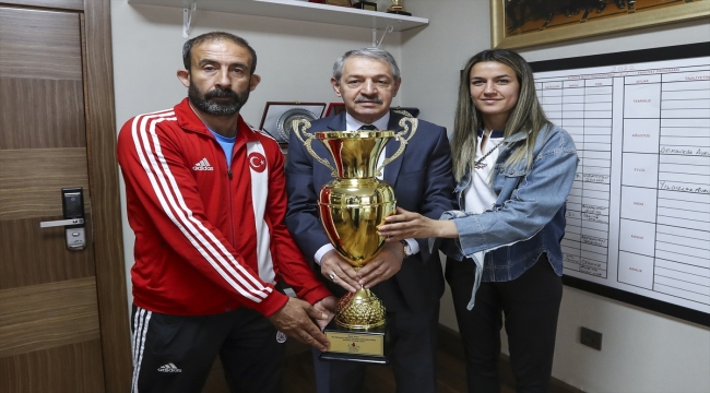 Dünya şampiyonu boksör Hatice Akbaş, Eyüp Gözgeç'i ziyaret etti