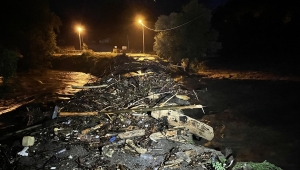 Düzce'de evlerinden tahliye edilen vatandaşlara battaniye dağıtıldı