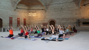 Edirne'de Dünya Yoga Günü'nde tarihi kervansarayda yoga yaptılar