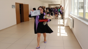 Erzincan'da 2 çocuk annesi ev hanımı, müzik öğretmenliği bölümünü birincilikle bitirdi