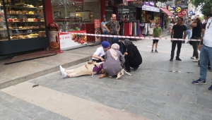 Erzincan'da rüzgar nedeniyle çatıdan düşen parça bir kişiyi yaraladı