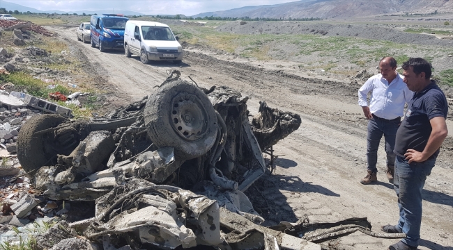 Erzincan'da selin 3 kilometre sürüklediği kamyonet hurdaya döndü