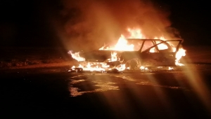 Erzincan'da seyir halindeyken alev alan otomobil kullanılamaz hale geldi