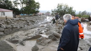 Erzincan'da şiddetli yağışın zarar verdiği cadde ve sokaklar ekiplerce temizleniyor
