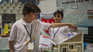 Erzurum'da ortaokullular atık malzemelerden kar birikmesi ve buzlanmaya karşı proje yaptı