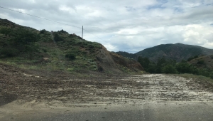 Erzurum'da sağanak yüzünden mahalle yolu kapandı, tarım alanları zarar gördü