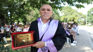 Fakültedekileri öğrenci olduğuna inandıramayan "hoca" eğitimini birincilikle tamamladı