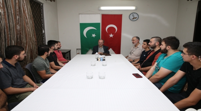 Gazeteci yazar Yusuf Kaplan, Pakistan'da Türk öğrencilerle buluştu