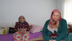 Görme engelli 65 yaşındaki kadın 88 yaşındaki annesine bakıyor