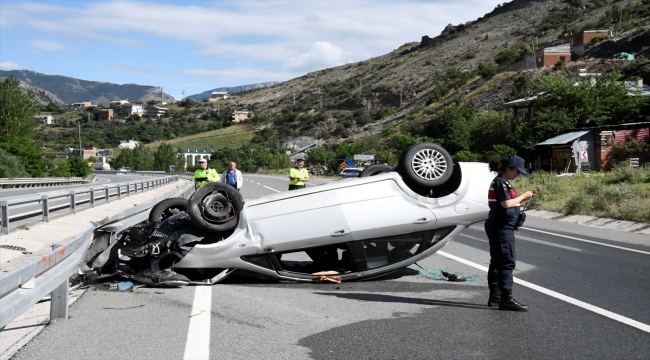 Gümüşhane'de otomobilin duvara çarptığı kazada 2 kişi yaralandı