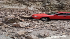 Gümüşhane'de yamaçtan kopan kaya parçaları seyir halindeki otomobile hasar verdi