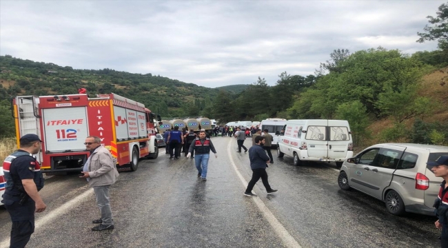 GÜNCELLEME 2 - Balıkesir'de minibüs ile kamyon çarpıştı, 7 kişi öldü, 11 kişi yaralandı