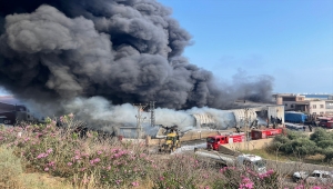 GÜNCELLEME 2 - Hatay'da antrepoda çıkan yangına havadan ve karadan müdahale ediliyor