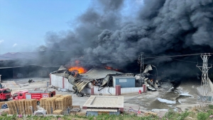 GÜNCELLEME 3 - Hatay'da antrepoda çıkan yangını söndürme çalışmaları sürüyor