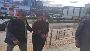 GÜNCELLEME - Atatürklü Türk bayrağının yere atılmasıyla ilgili gözaltındaki 2 şüpheliden 1'i tutuklandı