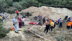 GÜNCELLEME - Manisa'da su hattı kazı çalışmasında göçük meydana geldi