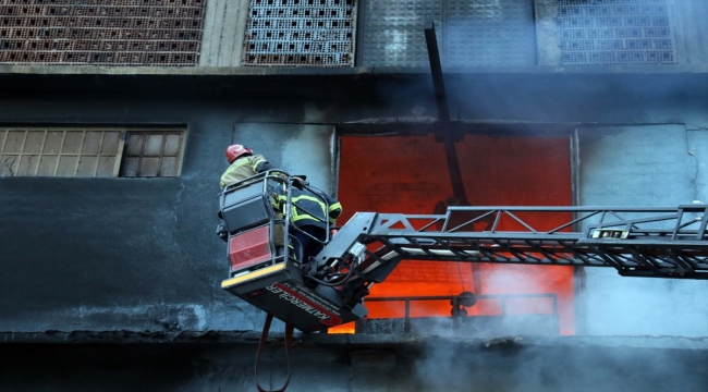GÜNCELLEME - Uşak'ta iki katlı tekstil atölyesindeki yangın söndürüldü