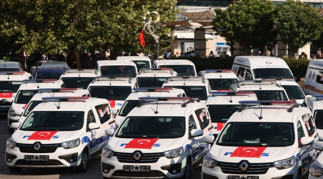 İçişleri Bakanı Soylu, İzmir'de emniyete yeni araçların teslim törenine katıldı: